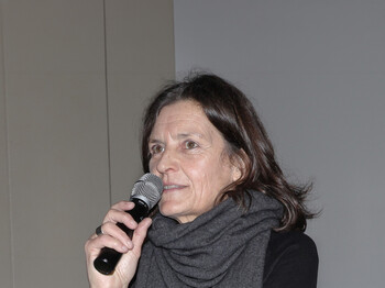 Protrait: Conny Zefferer spricht in ein Mikrofon