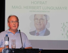 Mann am Podium spricht