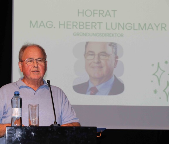 Mann am Podium spricht