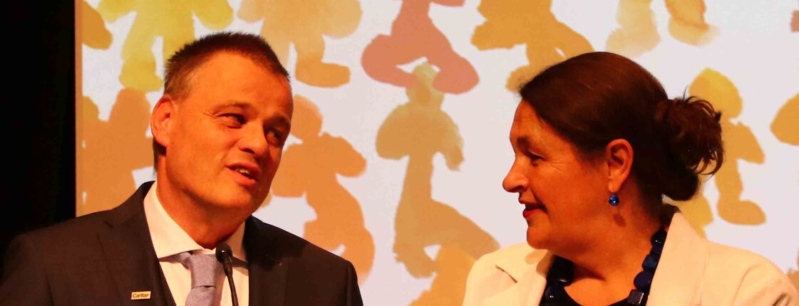 Mann und Frau moderieren eine Veranstaltung 