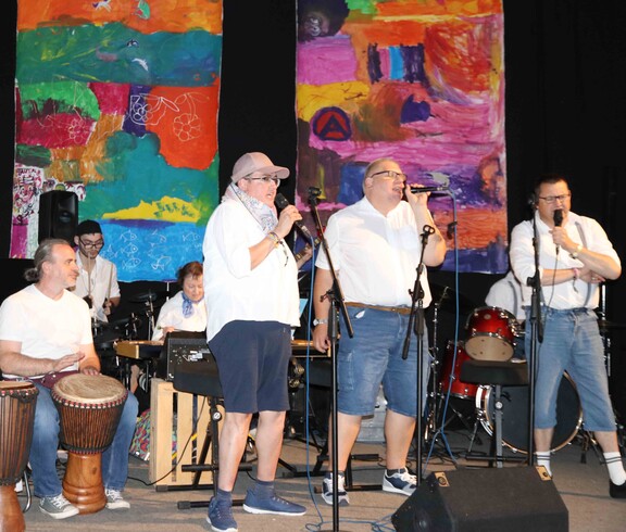 Viele Musiker einer Band sangen 