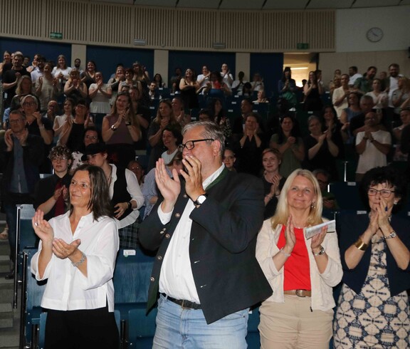 Begeistertes Publikum klatscht 