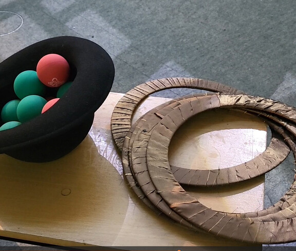 Jonglierbälle und Ringe