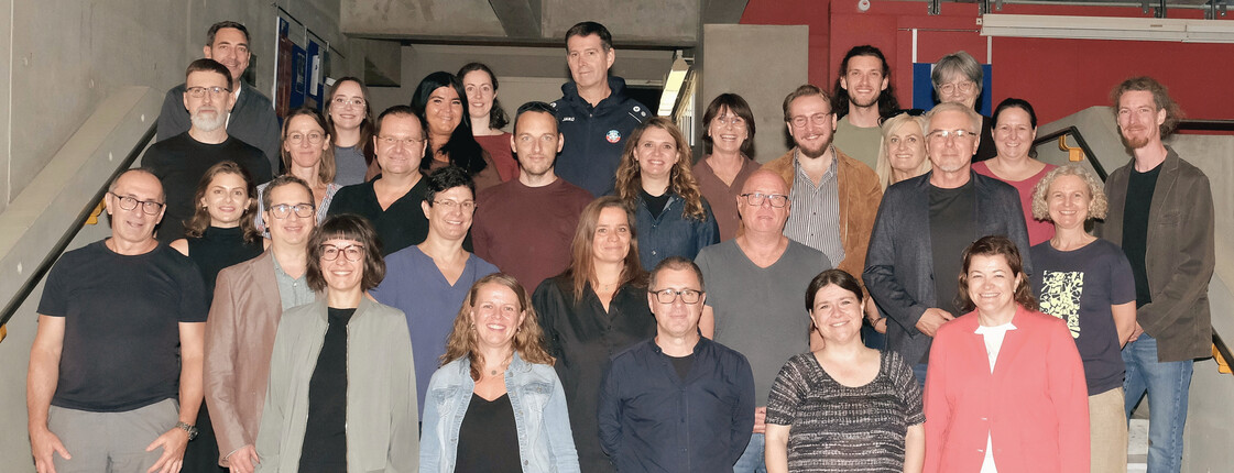 Gruppenfoto von mehreren Personen im Innenraum