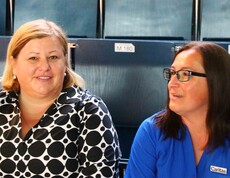 Zwei Frauen im Publikum