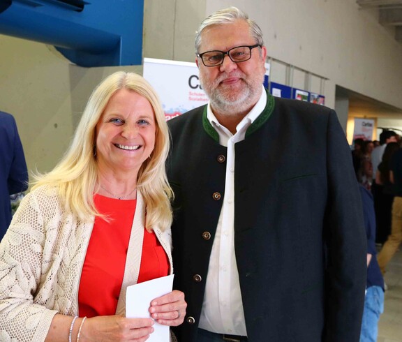 Mann und Frau bei einer Veranstaltung