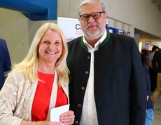 Mann und Frau bei einer Veranstaltung