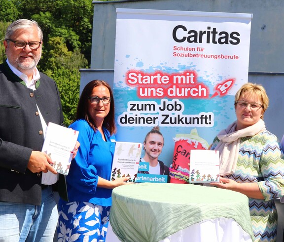 Vier Personen mit einem Buch