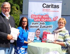 Vier Personen mit einem Buch