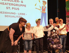 Viele Darsteller verbeugen sich 