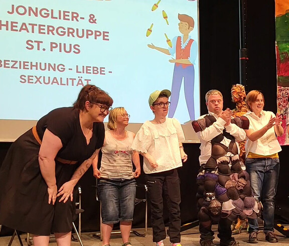 Viele Darsteller verbeugen sich 